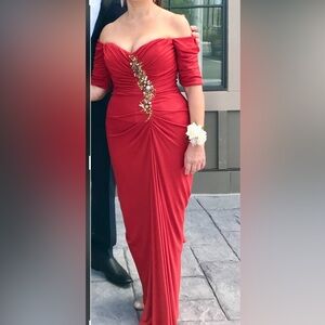 Elegant red dress in good condition size 6 USA Badgley Mischka collection